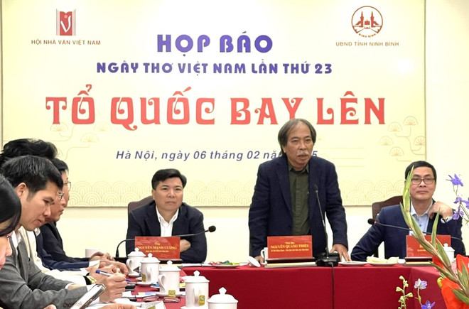 Chủ tịch Hội Nhà văn Việt Nam Nguyễn Quang Thiều thông tin về Ngày Thơ Việt Nam năm 2025. (Ảnh: CTV/Vietnam+)